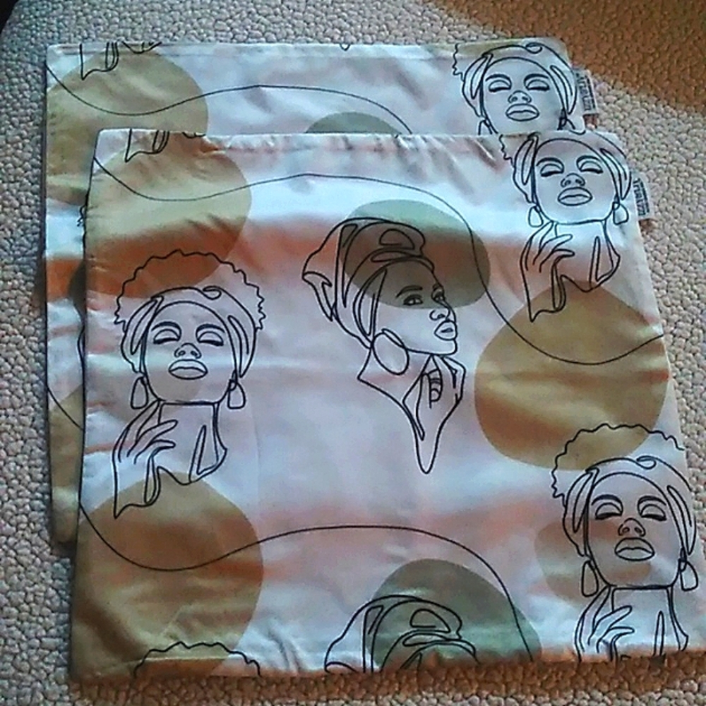 🖐🏽 Two Izzy and Liv pillowcases